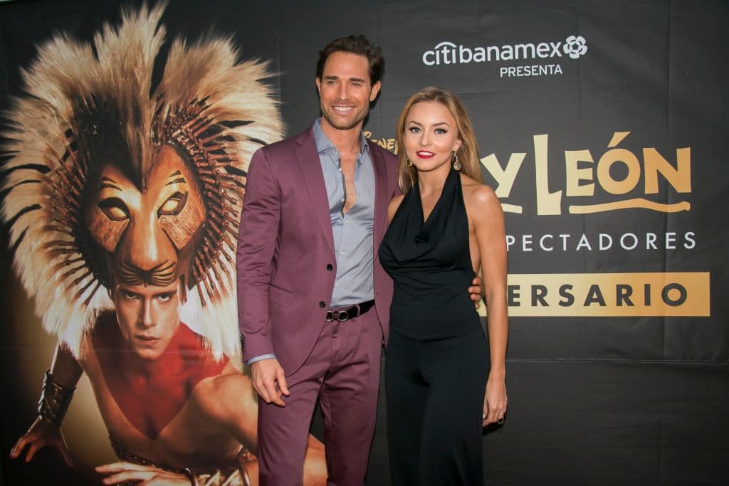Por su parte, Sebastián Rulli confesó lo que sintió en este momento. “El hecho de decir me estoy enamorando era una mentira, porque ya lo sentía, desde que me daba gusto platicar con ella, de que me daba gusto saber de ella, extrañarla y eso se siente cuando ya está dentro”, dijo en confesiones.