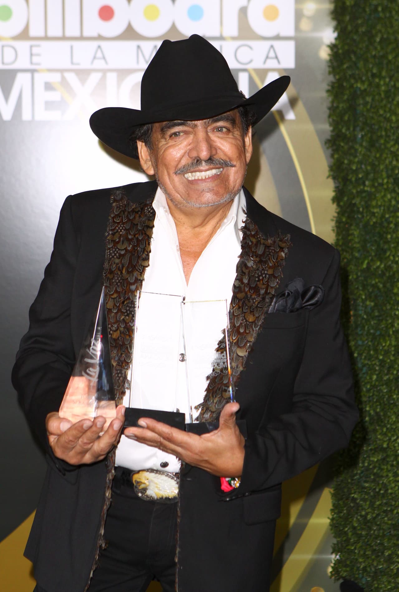 Tumba de Joan Sebastian contará con seguridad y horarios de visita para evitar destrozos
