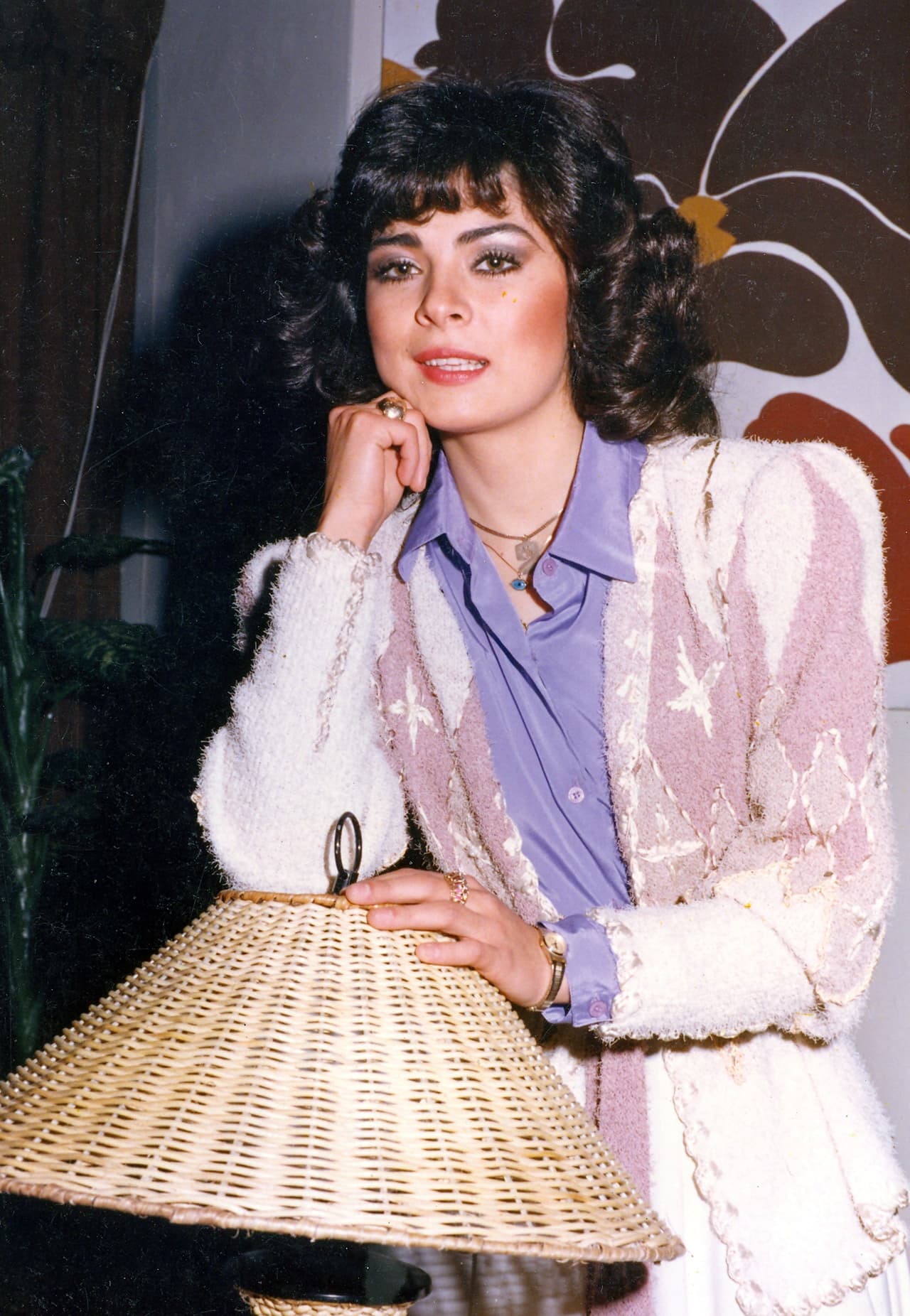 La mamá de José Eduardo Derbez deslumbró con su icónica melena en telenovelas como: ‘La fiera’, ‘Simplemente María’, ‘Vivo por Elena’, ‘Abrázame muy fuerte’, ‘La madrastra’, ‘Victoria’, ‘Corona de lágrimas’, ‘La malquerida’, entre otras.
