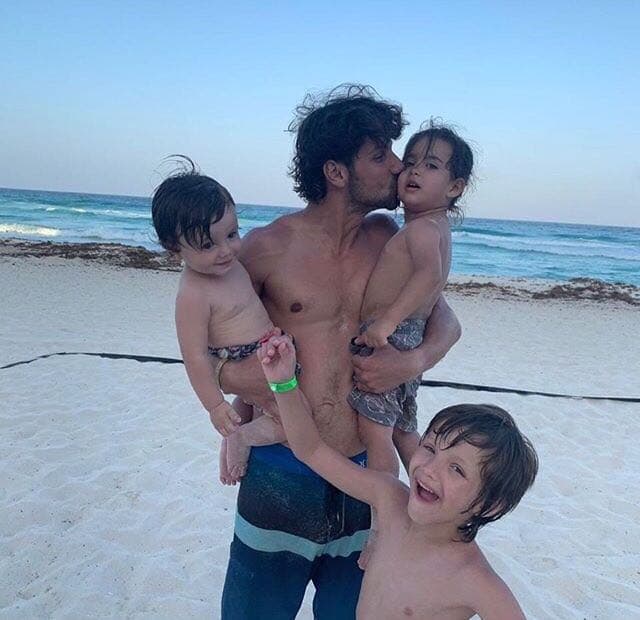 Pero frecuentemente convive con sus tres sobrinos, con quienes suele compartir tiernas fotografías.