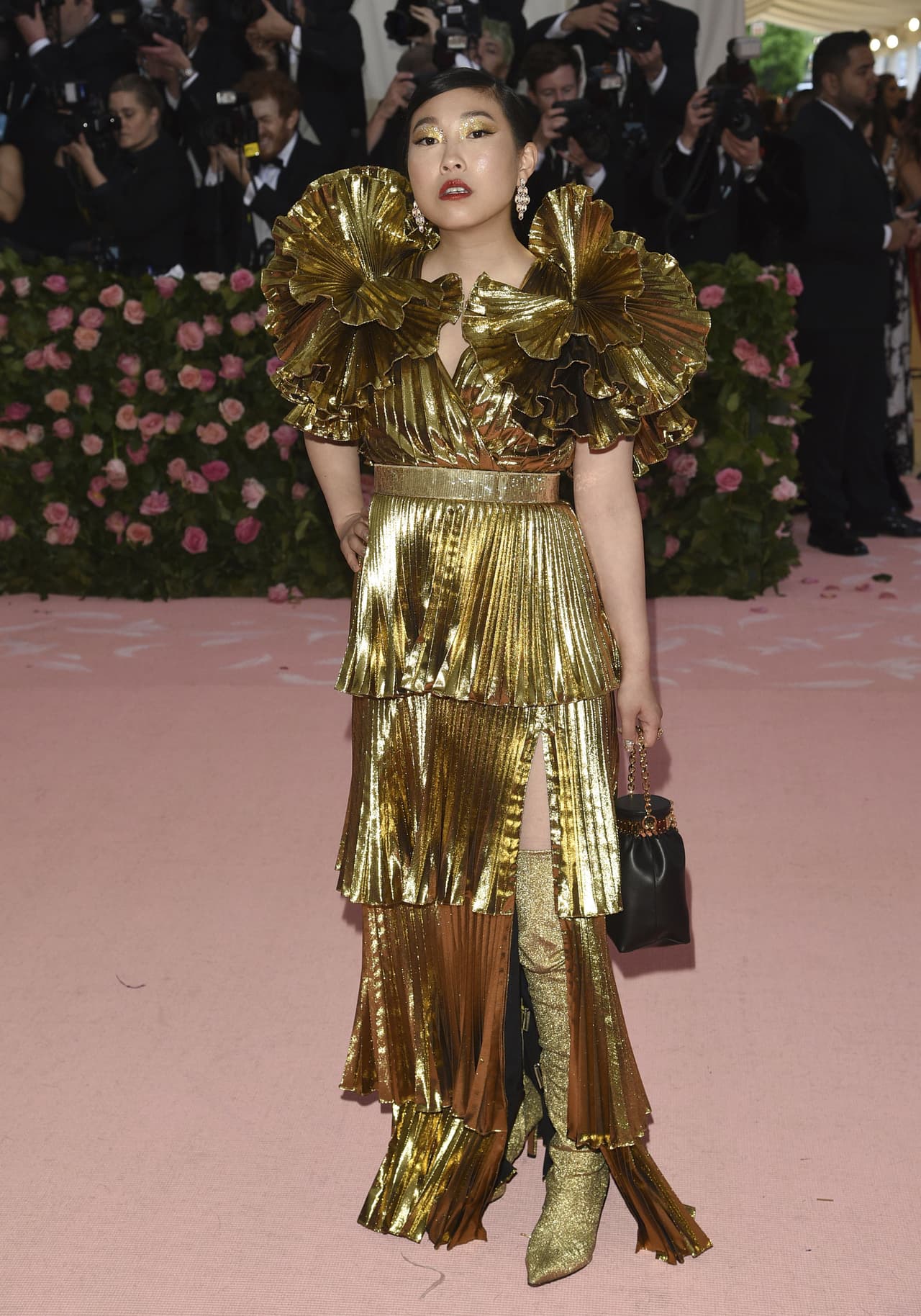 Awkwafina eligió un vestido con mangas de volantes de gran tamaño de Altuzarra.