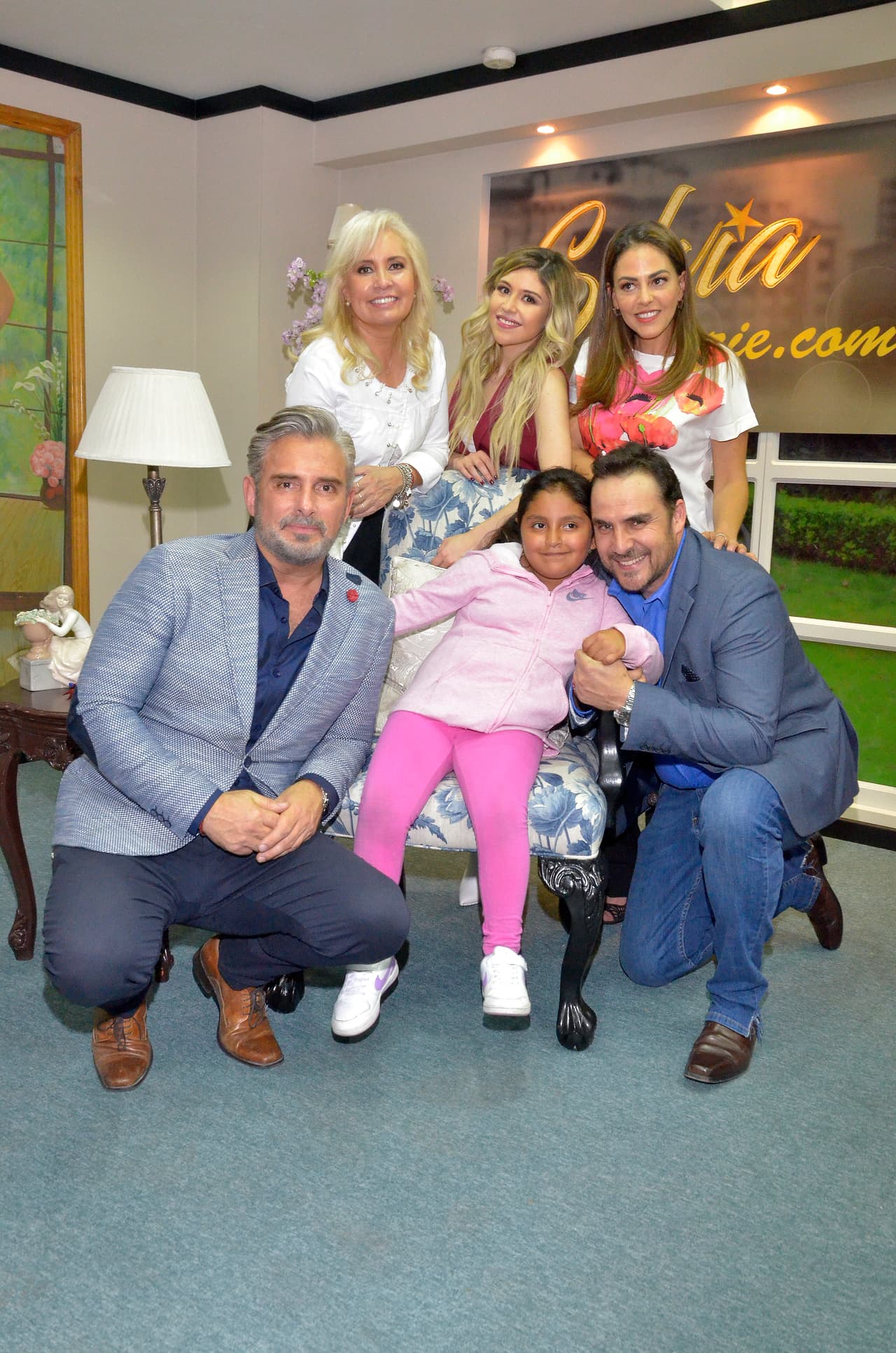 Carla Estrada, Nicole Vale, Adriana Nieto, Alberto Casanova y Harry Geithner inauguraron el set y convivieron con los asistentes a la presentación de Silvia Pinal frente a ti.