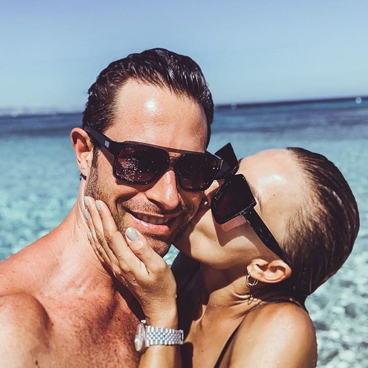 A casi cinco años de noviazgo, la protagonista de ‘Vencer el Pasado’ aseguró sentirse totalmente enamorada. “Es un hombre que supera mi ideal y que hemos hecho un muy buen equipo, somos una pareja atípica porque no nos queremos casar, porque no vivimos juntos, porque mi casa es su casa, su casa es mi casa, pero el que cada quien tenga su espacio es súper saludable y más por el trabajo que tenemos que son 12 horas de estar esperando”, finalizó en la entrañable entrevista.
