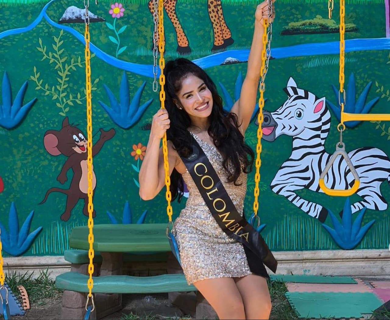Reina de belleza colombiana denuncia fraude de Miss Global 2020 en pleno escenario