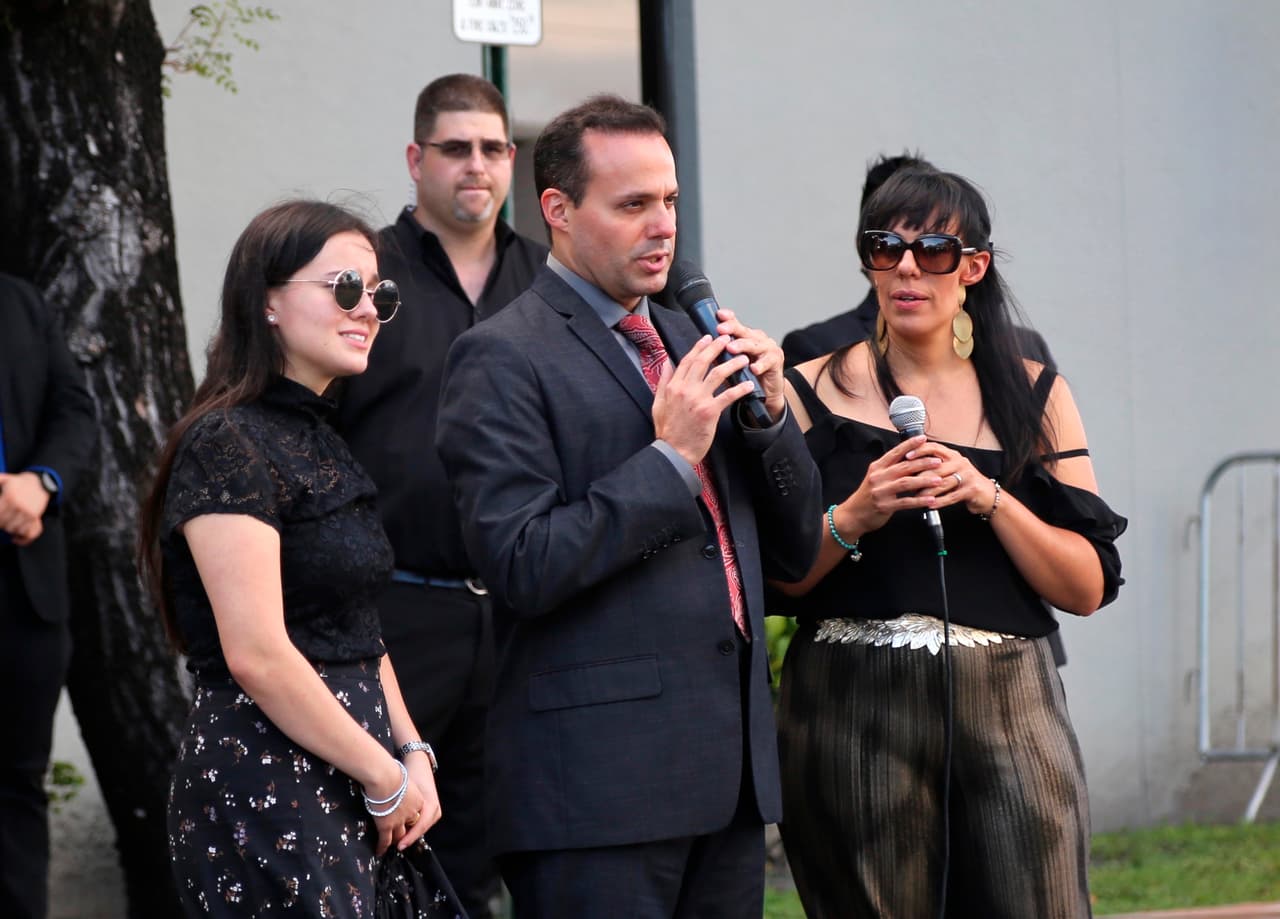 José José falleció el 28 de septiembre y de inmediato comenzaron los conflictos con sus hijos. Después de que Sarita hablara con sus hermanos para decirles la triste noticia, Marysol y José Joel acudieron a Miami, expresando a la prensa que no sabían dónde estaba el cuerpo de su padre. Después de la intervención de las autoridades, finalmente el cantante fue velado y tuvo dos homenajes.