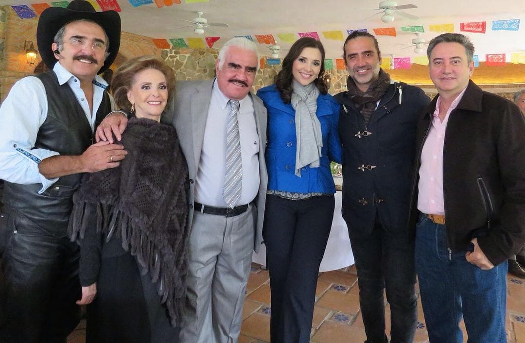 Orgulloso, Vicente Fernández presumió a la familia que formó junto a su amada Cuquita, con quien también logró formar una gran relación con el público: "La vida me dio dos familias, la que se lleva en la sangre y mi querido público. Gracias a Dios por darme una familia tan grande. Para mí, todos son mi #FamiliaFernandez".