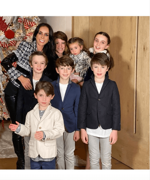 Inés Goméz Mont “Esto sin duda es lo mejor de mi 2020 ❤️ Feliz Año Nuevo 🎈Puras bendiciones para cada una de ustedes y sus familias 🙏. Bienvenido 2️⃣0️⃣2️⃣1️⃣💫⭐️🌟”, escribió la conductora donde está con todos sus hijos.
