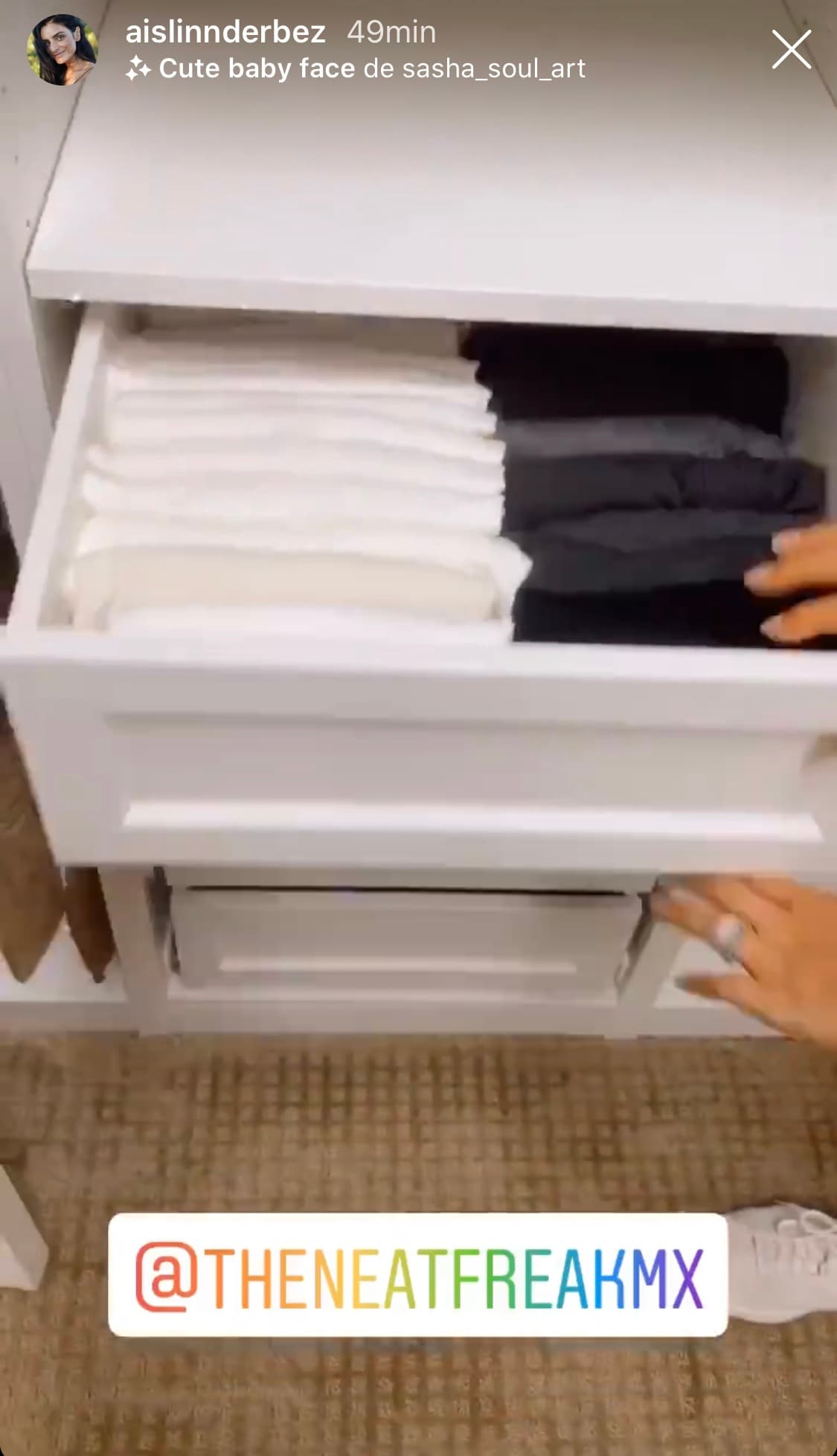 En la misma línea, las playeras y bodies en tonos neutro ahora descansan en una gaveta diferente.