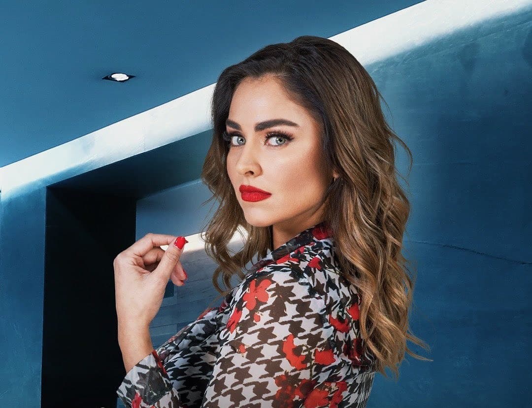 Para su protagónico en la telenovela 'Como Tú No Hay 2', Claudia Martín lució un cabello más corto con ondas, un gran look para lucir en la vida cotidiana y en el trabajo.