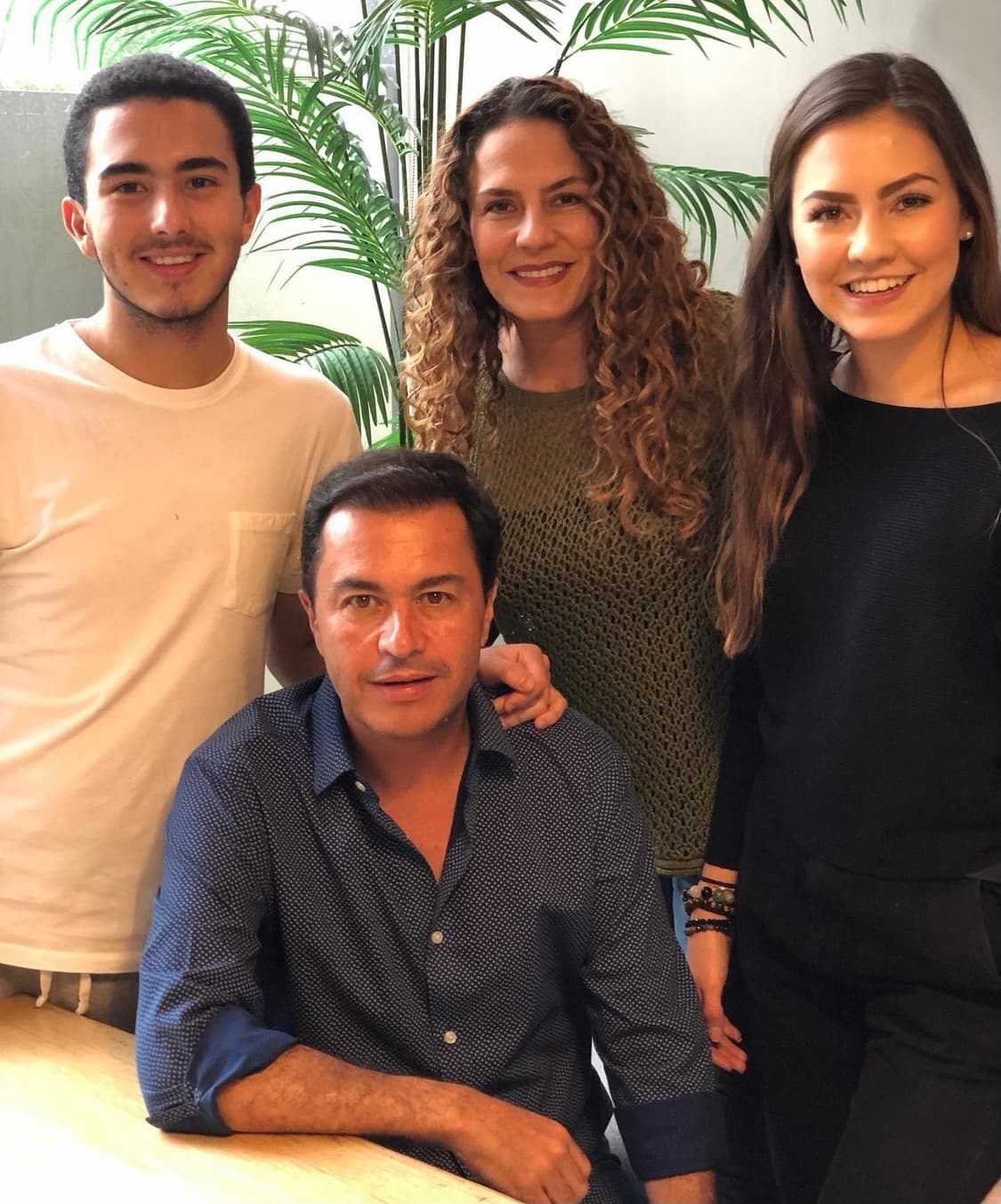 Sobre su faceta familiar, Antonio, al igual que Lucero, también es padre de dos hijos: un hombre y una mujer.