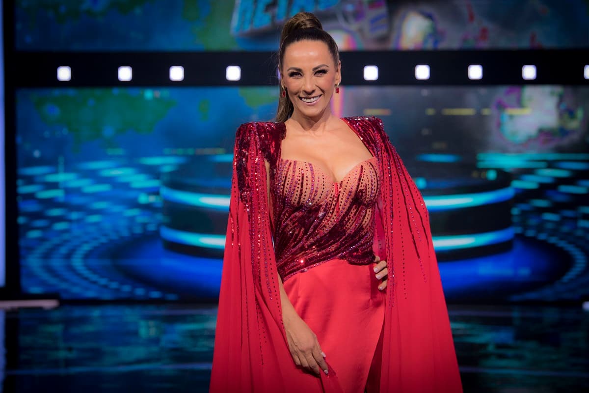 Consuelo Duval debutó a lo grande como conductora en El Retador, en donde destacó por su gran carisma y lucir espectaculares vestidos de noche. A continuación, te mostramos en imágenes todos los looks que lució de la firma Victor & Jesse.