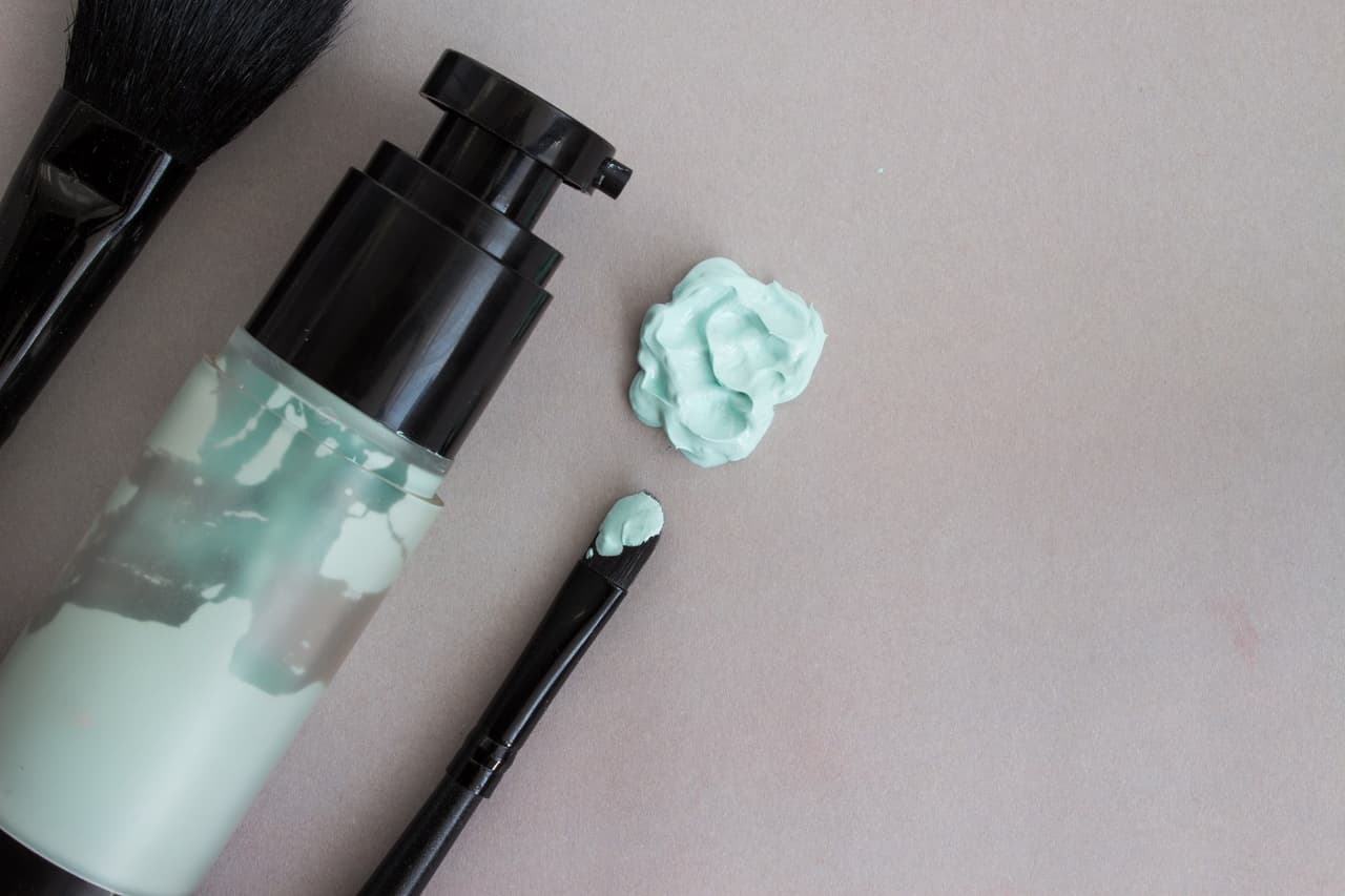 El pre-corrector color verde neutraliza las manchas rojas y rosas del rostro. Úsalo en picaduras e imperfecciones que quieras disimular.