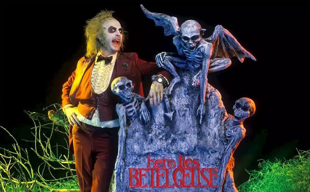 'Beetlejuice'. Esta cinta de Tim Burton narra la historia de “Adam” y “Bárbara”, una pareja que muere en un accidente automovilístico, quienes regresan como fantasmas y desean alejar de su propiedad a la familia Deetz, por lo que piden la ayuda de ‘Beetlejuice’.