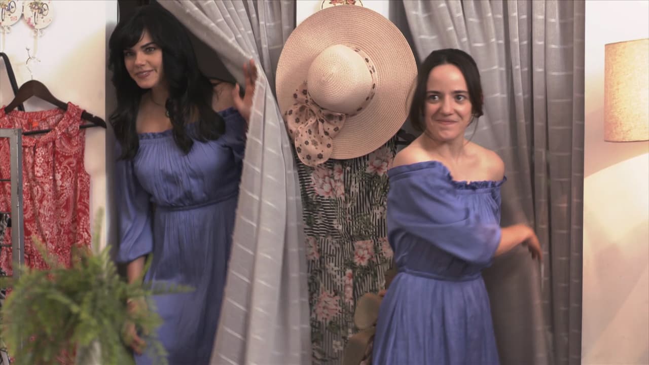 En "Mujer de Nadie", 'Lucía' (Livia Brito) y 'Casilda' (María Penella) pasaron una tarde agradable juntas comprándose vestidos.