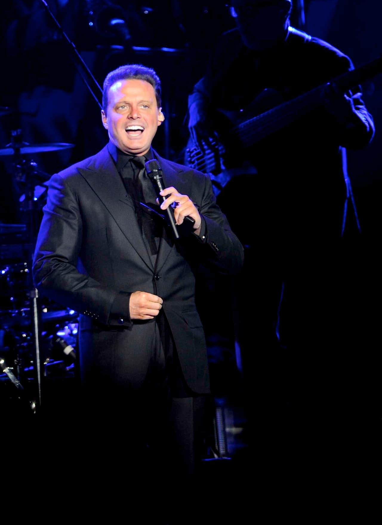 Captan a Luis Miguel viajando en el metro y mira cómo luce