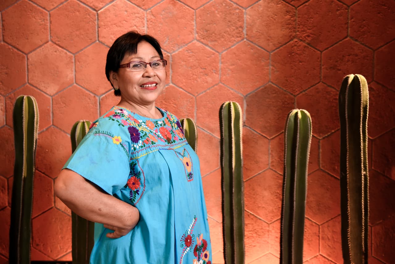 Hermelinda disfruta hacer todo de manera tradicional, desde moler chiles en el metate, hasta preparar tortillas hechas a mano.