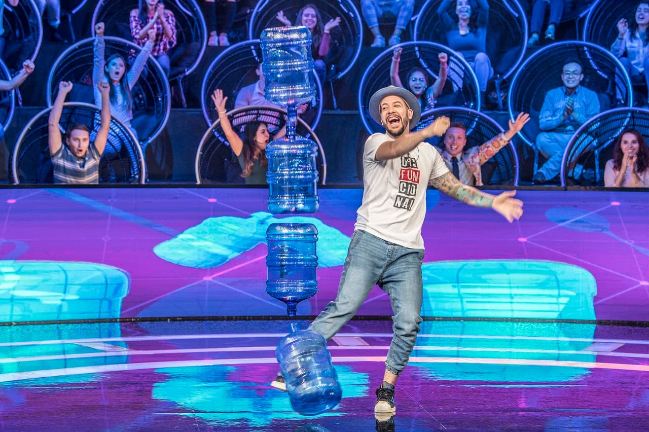Faisy, el conductor de ‘Me Caigo de Risa Gala Disfuncional’, expandió sus habilidades y más allá de la improvisación dejó ver su destreza.