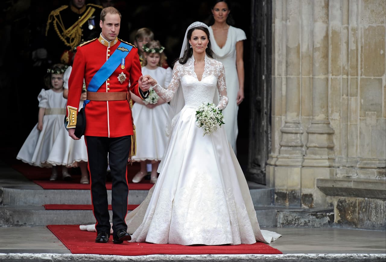 Kate Middleton y el Príncipe William. Tras un noviazgo intermitente, la pareja anunció su compromiso en 2010, llegando al altar un año después. En 2013 le dieron la bienvenida a su hijo George, a Charlotte, en 2015, y a Louis, en 2018.