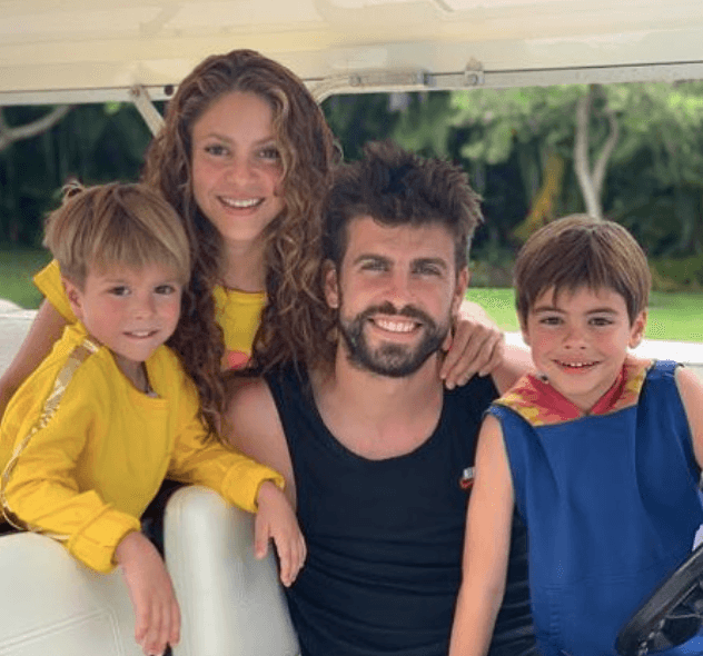 Curiosamente, Shakira y Piqué, quienes son padres de dos hijos, Sasha y Milán, comparten el mismo día de cumpleaños: el 2 de febrero. No obstante, la colombiana nació en 1977, mientras que el español llegó a este mundo 10 años después, en 1987.
