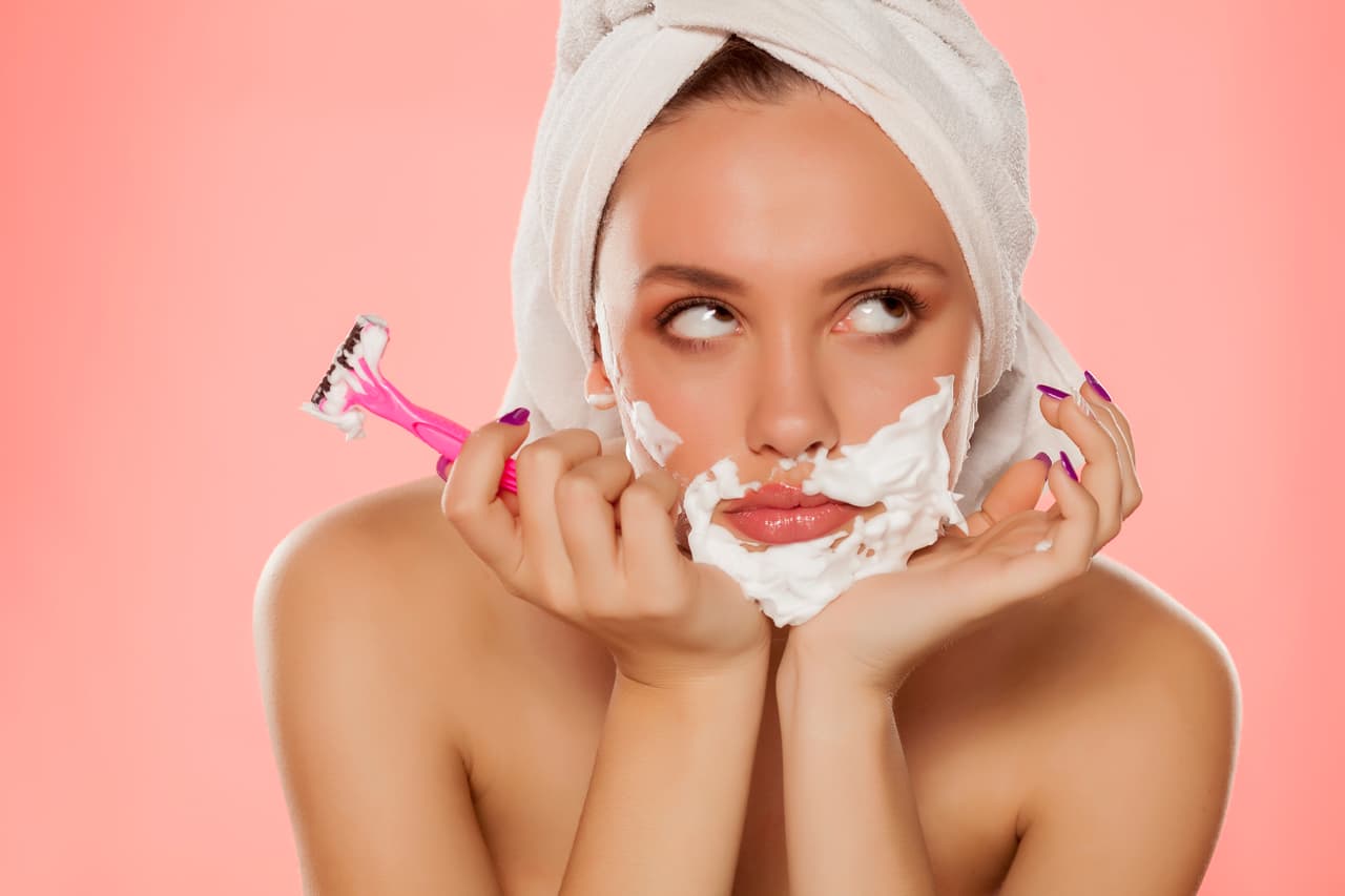 Vello facial. Su crecimiento en lugares poco comunes podría ser síntoma del Síndrome del Ovario Poliquístico, condición que afecta la capacidad de los ovarios para producir o liberar óvulos.