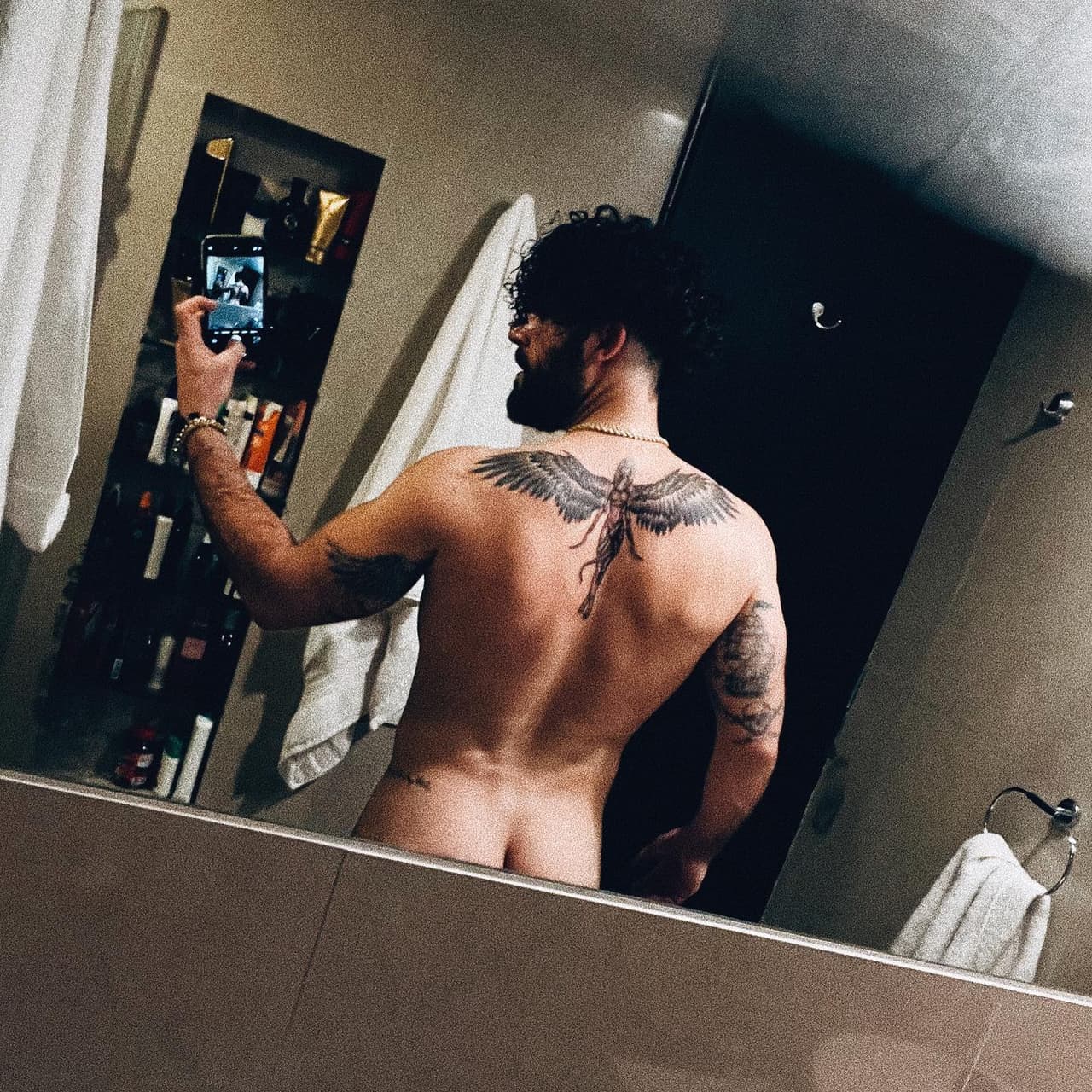 Adrián Di Monte presume su nuevo tatuaje alusivo a la cultura egipcia.