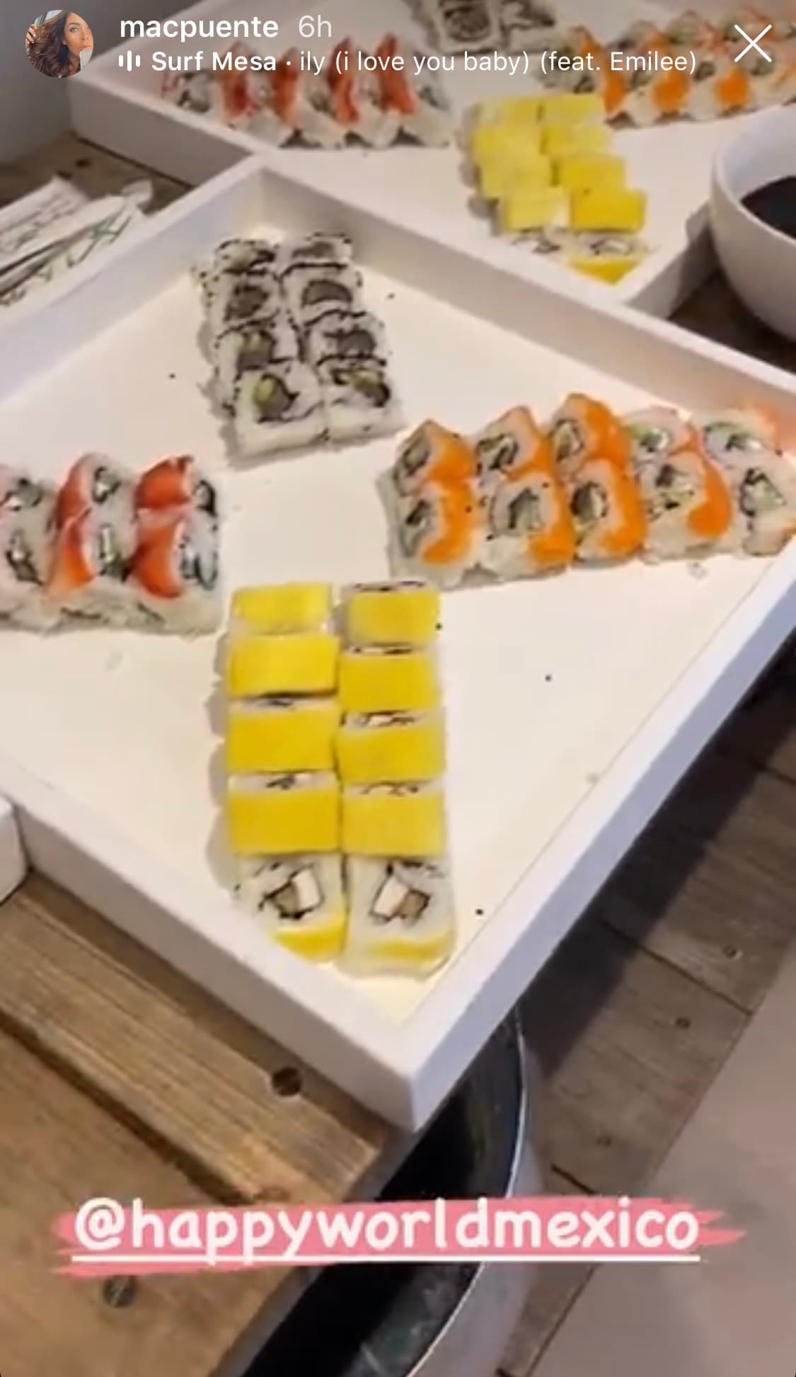 Asimismo, Marichelo mostró algunas charolas con sushi, el cual fue parte del festín con el que se deleitaron.