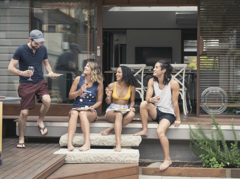 Libra. Adoras que tu pareja se acople a tu círculo de amigos, de este modo, mantienes el equilibrio de tu vida.