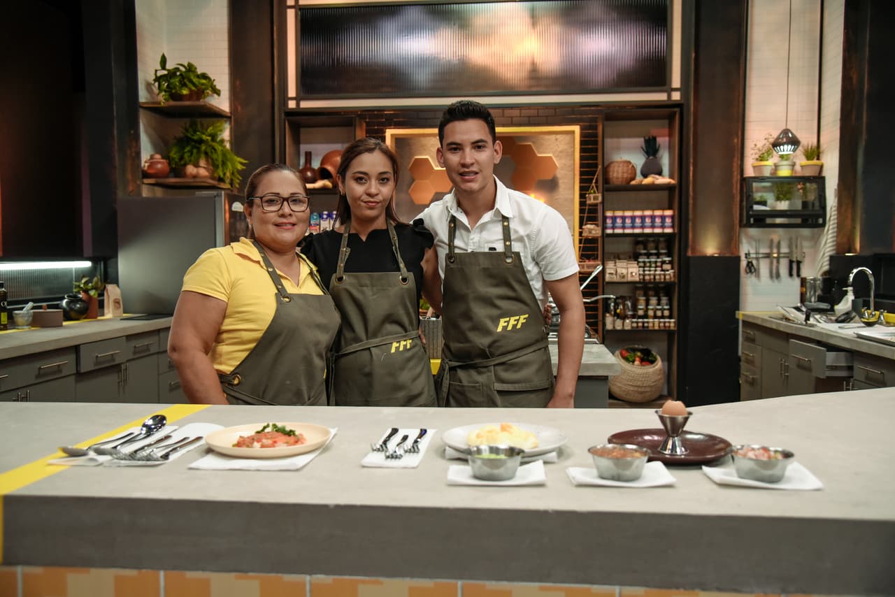 Los nervios invadieron a la familia Wong. La técnica y sazón que propusieron en su cocina, no fueron suficientes para impresionar a los jueces. Christian, Mónica y Cristina tuvieron que abandonar la competencia.