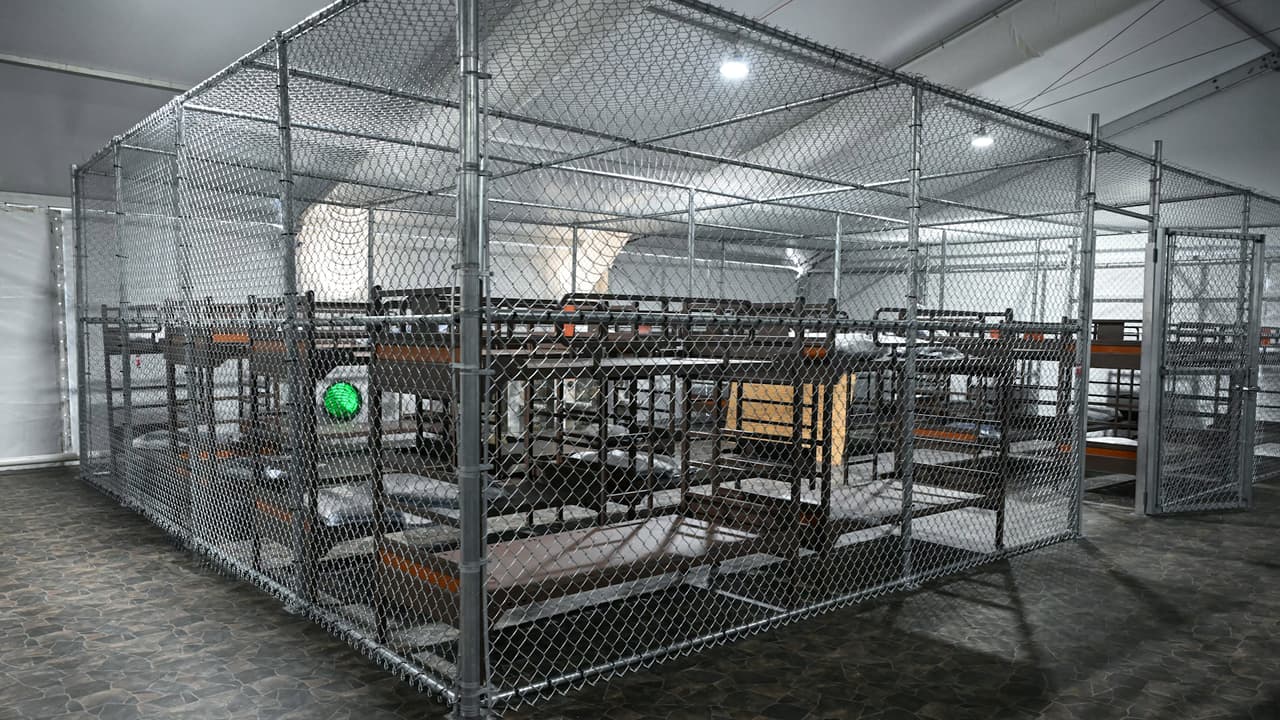 Celdas de alambre: el interior del centro de detención de inmigrantes en los pantanos de Florida
