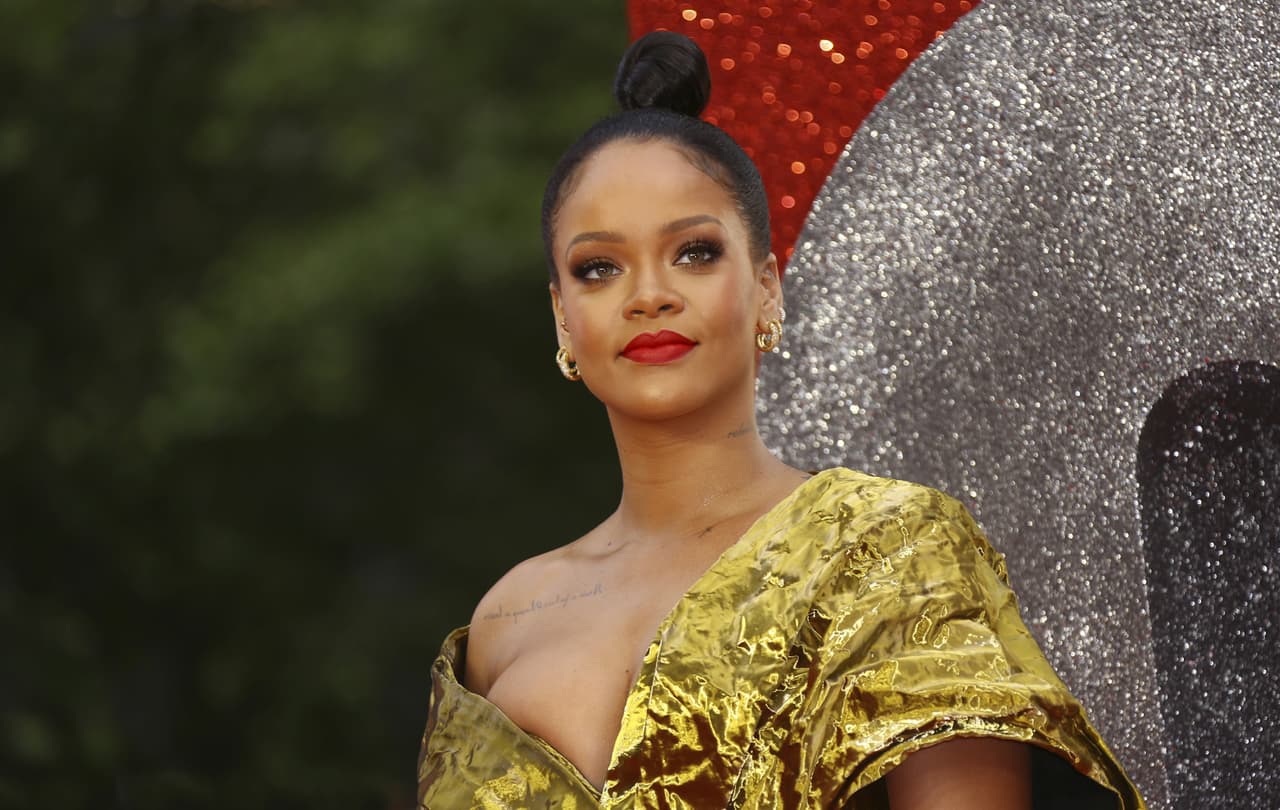 Rihanna aparece sin maquillaje y con sus padres en Instagram