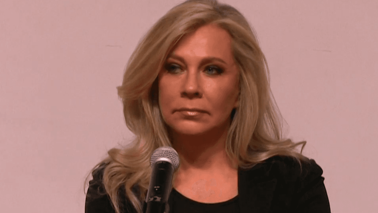 Thalía acudió a la funeraria para despedirse de su hermana, Ernestina Sodi.