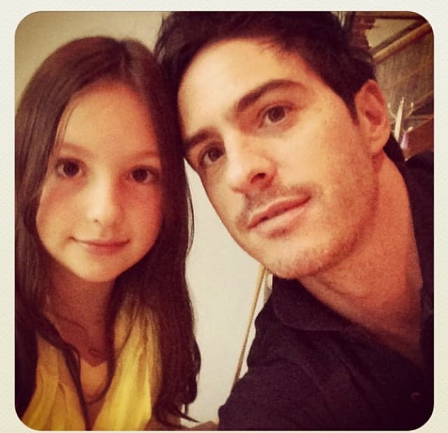 De igual manera, el actor se sinceró sobre lo que representó para él convertirse en padre por primera vez y tener, por fin, alguna relación consanguínea, pues Ochmann fue adoptado cuando tenía un año de edad en Estados Unidos.