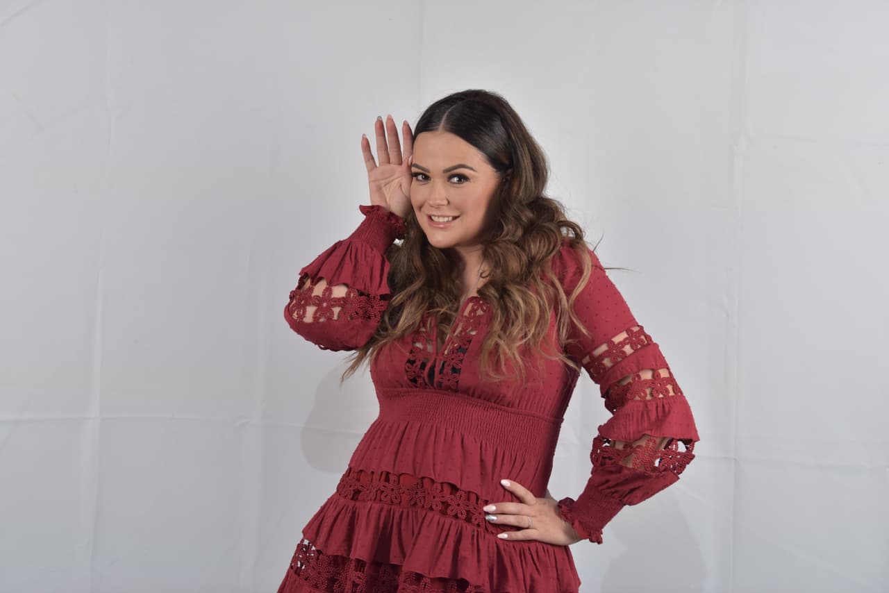 Mariana Echeverría presume sus torneadas piernas en mini vestido tras robar miradas en traje de baño