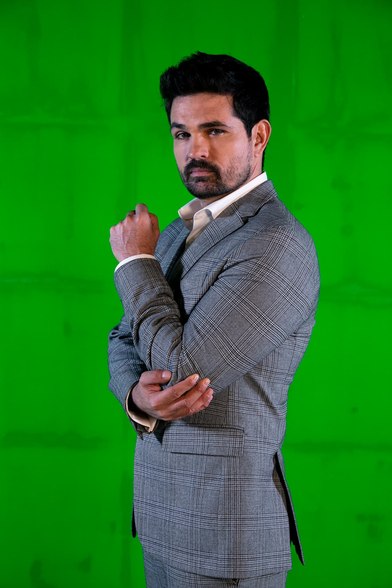 Ferdinando Valencia regresa a las telenovelas para dar vida a "Damián", un hombre competitivo por naturaleza. Tiene la gran habilidad de envolver a la gente y conseguir que hagan lo que a él le conviene.