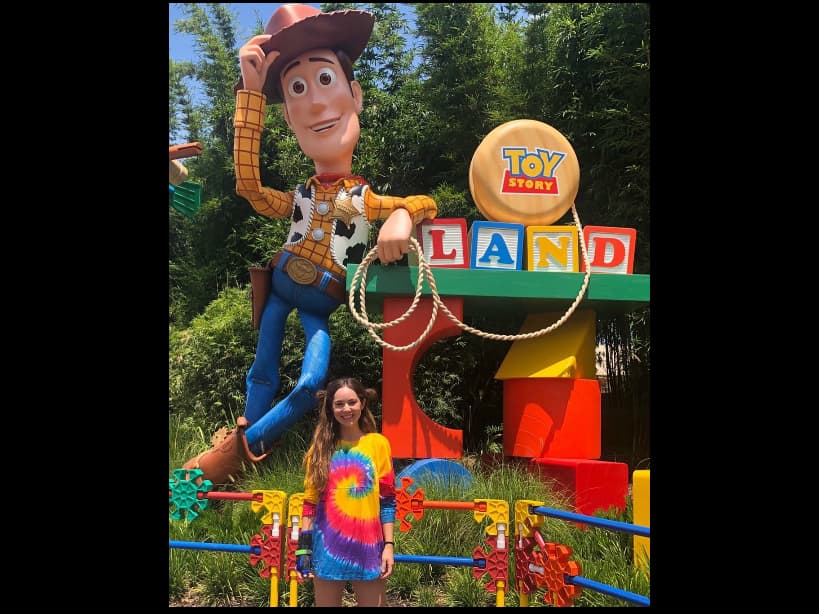Y ya que “Toy Story” está de moda, por el reciente estreno de la cuarta película de los juguetes, la estrella de las telenovelas también se animó a posar con Woody en Toys Story Land, una de las secciones del parque.