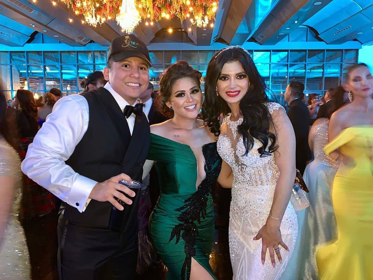 Gomita y Kimberly Flores presumen su encuentro en un bautizo