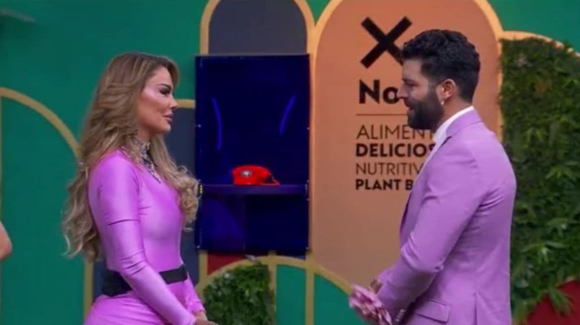 Este 3 de agosto, Ninel portó un vestido sport en color rosa de manga larga que la hacía brillar en todo momento