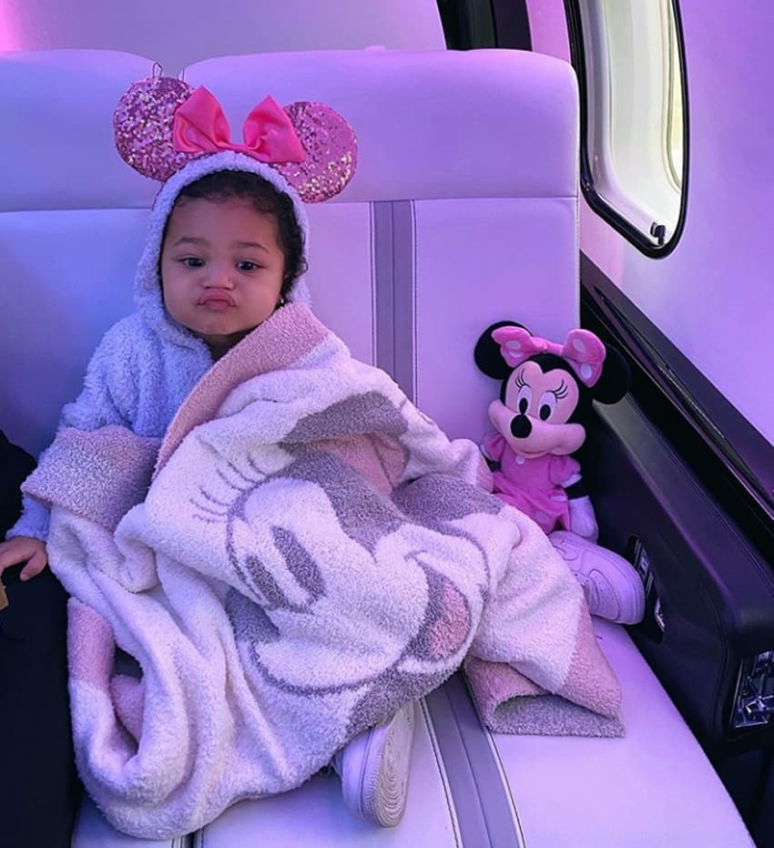 Previo a esta fiesta, Kylie organizó una salida a Disney la semana pasada, a la que acudieron algunos integrantes de su familia como Kris Jenner, Kourtney Kardashian y su expareja Travis Scott.