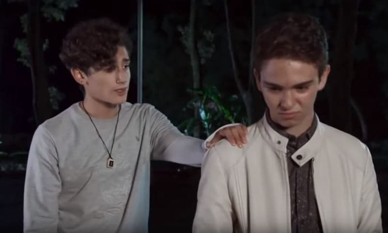 Después de varios intentos fallidos, 'Temo', por fin, se decide y le declara su amor a 'Aris', quien lo felicita por su valentía pero le dice que no puede corresponderle porque no es gay.