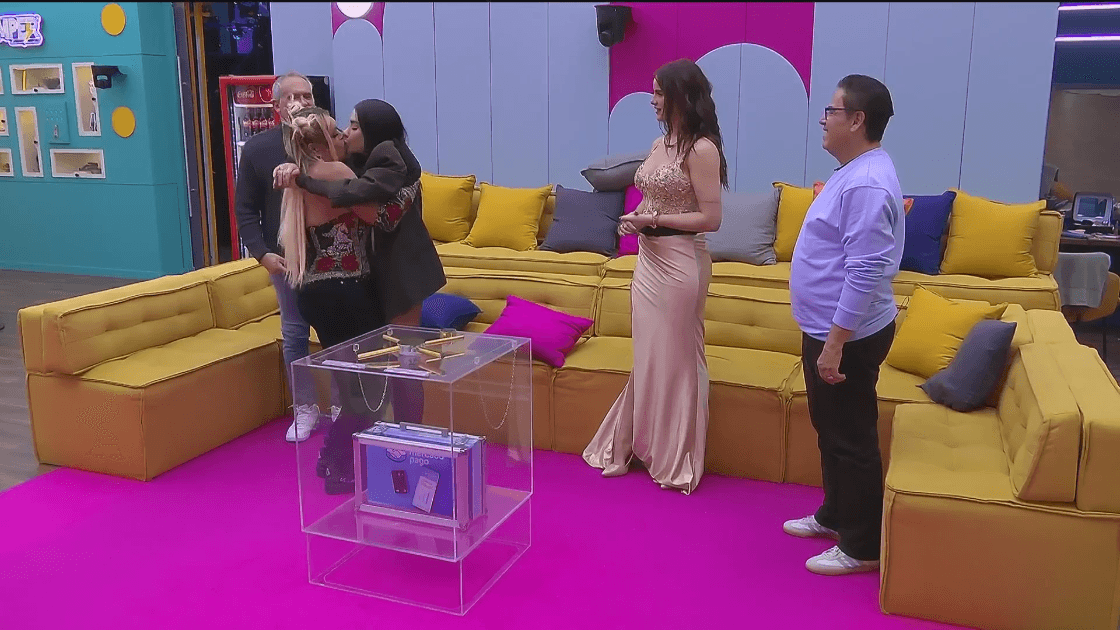 Wendy besa a Karime frente a Gala