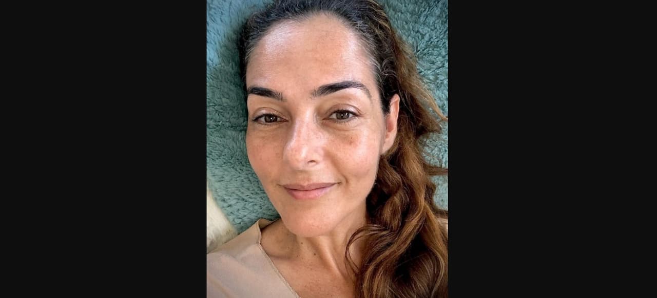 Fue a través de su cuenta oficial de Instagram que la estrella de televisión compartió una fotografía en la que como pocas veces se dejó ver completamente al natural y sin una gota de maquillaje.