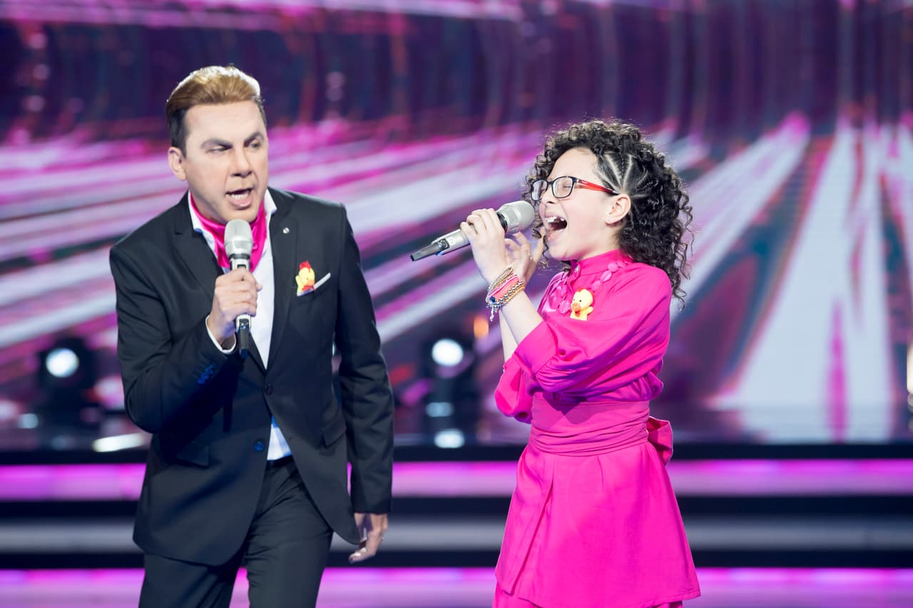 Las sorpresas continuaron y al escenario llegó “El gallito feliz” (Gonzálo Zazueta).
