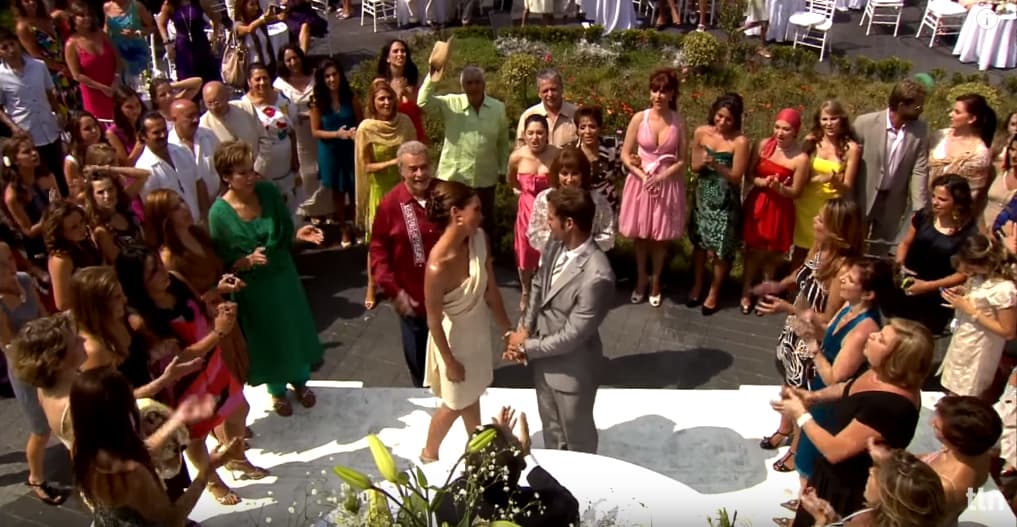 En ‘Sortilegio’ (2009), los personajes de Jacky Bracamontes y William Levy tuvieron varias bodas, incluyendo una ceremonia maya, por la cual la actriz siente que los casaron de verdad. “Me dice Carla Estrada, que era la productora, ‘vamos a ir a grabar una boda maya’. Entonces ahí vamos William y yo, que éramos los protagonistas, estuvo muy fuerte (…) Nos empieza a decir unas cosas, yo sentí que me estaba casando de verdad, yo creo que yo estoy casada mayamente con William”, dijo en ‘Netas divinas’.