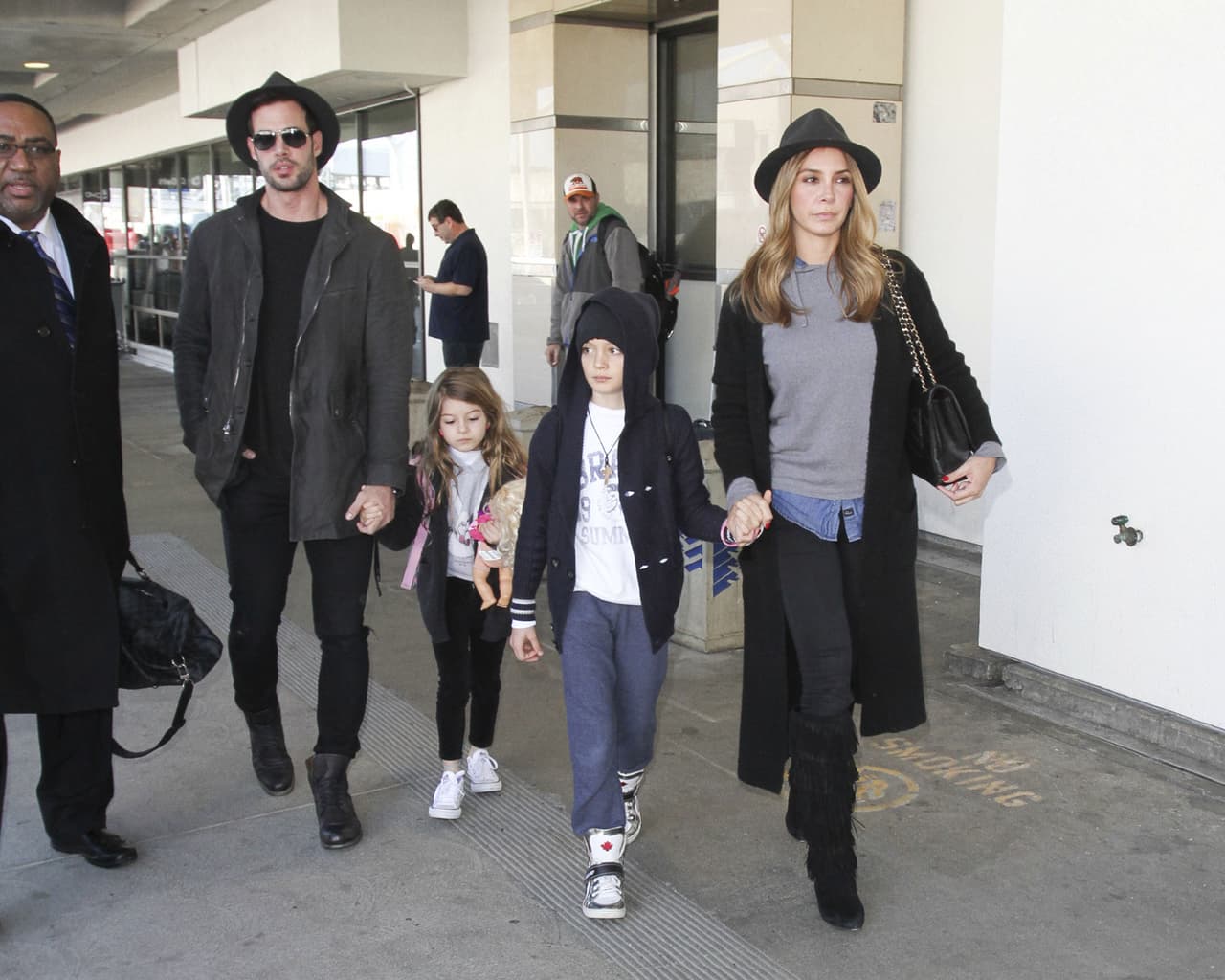 Elizabeth Gutiérrez y William Levy con sus hijos