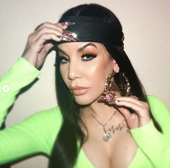 Ivy Queen, una de las máximas representantes femeninas del reggaetón, conocida como la "reina de la música urbana" en su natal Puerto Rico, nunca ha escatimado en unas largas uñas con brillos en tonos brillantes.
