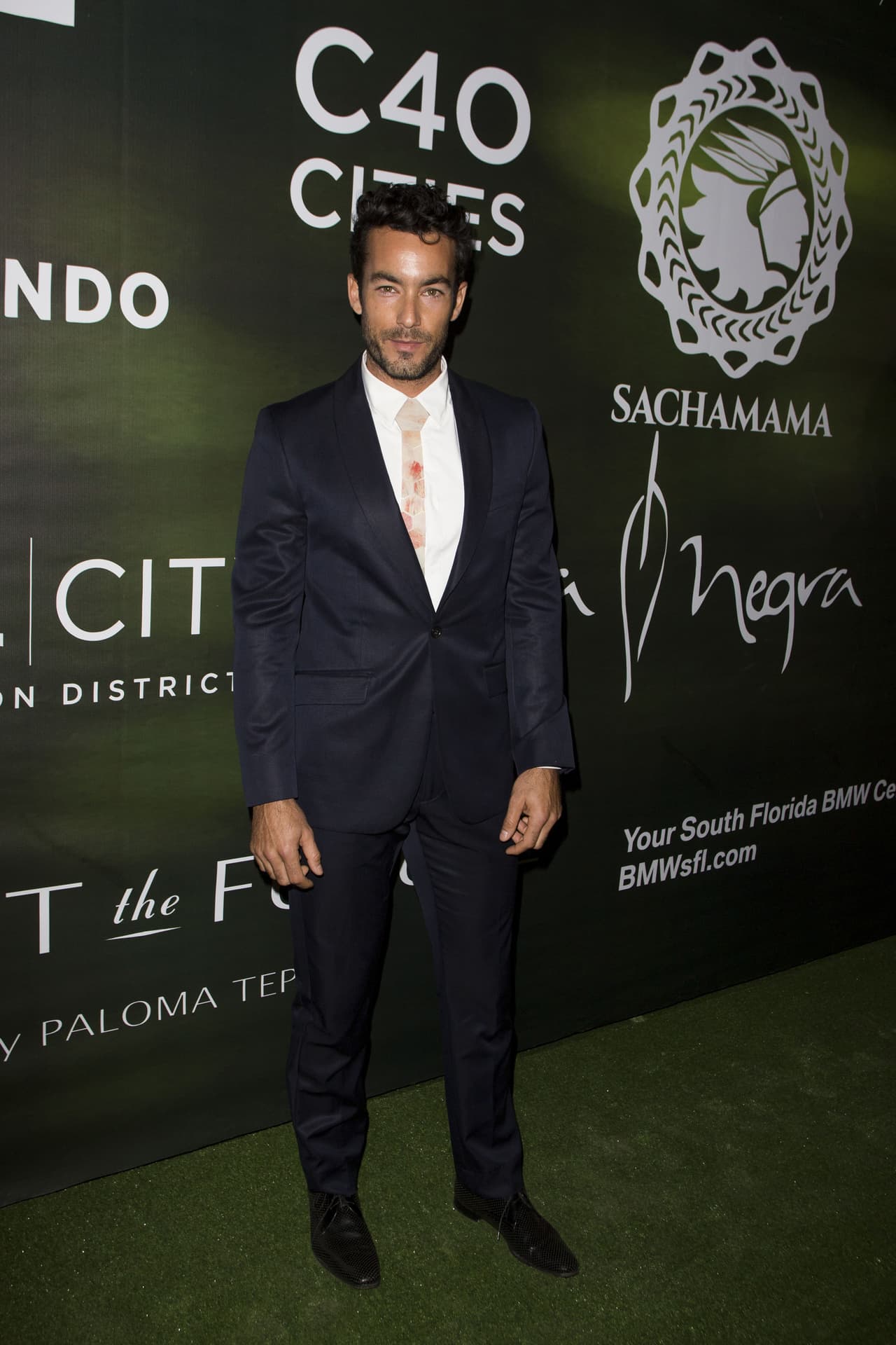 Aarón Díaz presume cuerpazo… ¡y protagoniza tremenda caída!