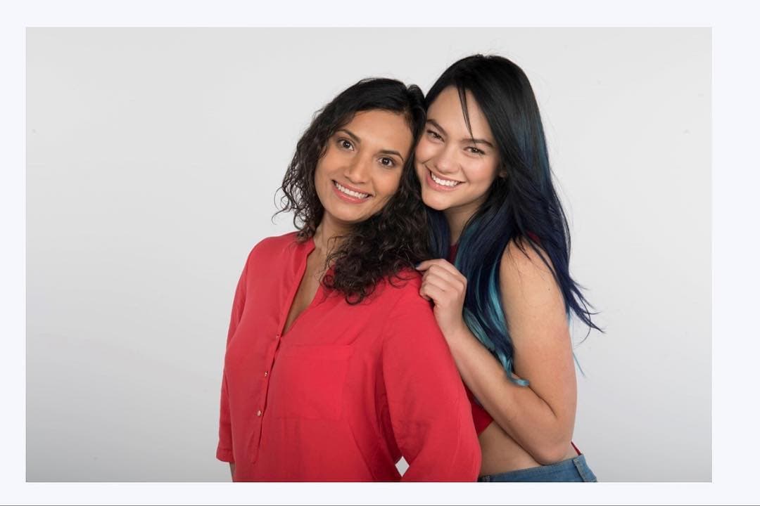 ¡La familia de Emilia! Silvia (Olynka Velázquez) y Emilia (Ale Müller).