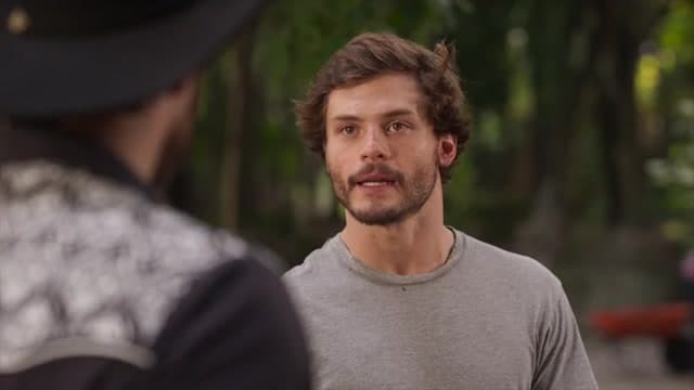 Pedro se burla del despido de Genaro y le entrega su liquidación