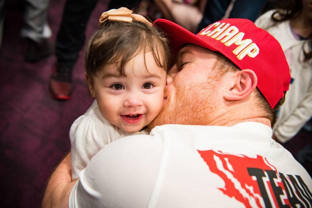 Mía Ener es el nombre de la pequeña, que podría tener entre seis y siete años, y a diferencia de sus hermanos, es la que menos aparece en las redes de su famoso padre.