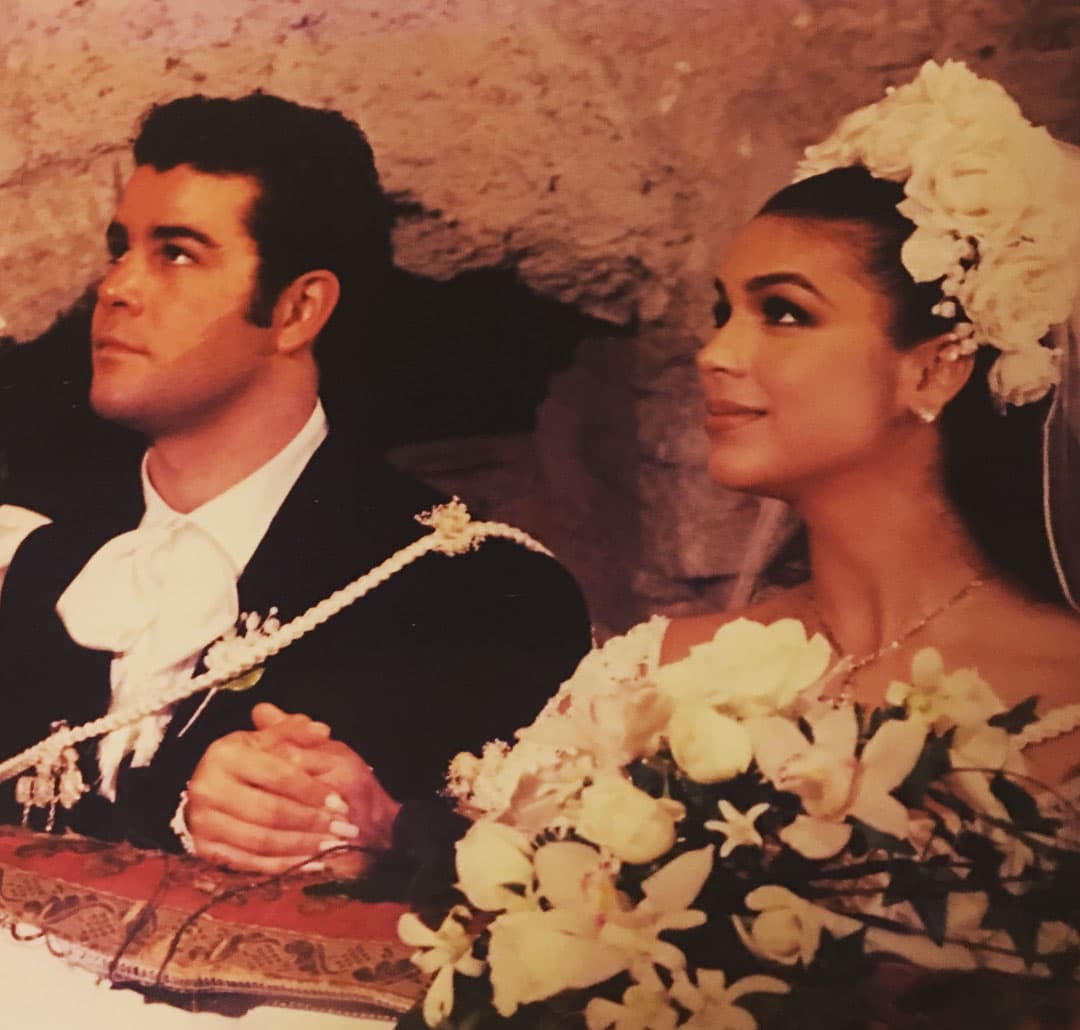 Eduardo Capetillo y Biby Gaytán celebrarán este 2019 sus bodas de plata, la cual podría transmitirse en televisión. “La idea principal es invitar nuevamente a la audiencia que participe en esta renovación de votos. Todo será una sorpresa y nos dará mucho gusto que todos participen en esto y que nos acompañen a celebrar estos 25 años de unión”, expresó el actor al programa Suelta la sopa.